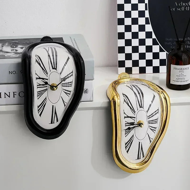 Surreale Schmelzende Wanduhr, Salvador-Dali-Stil